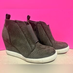 Women gray size 8 wedge.